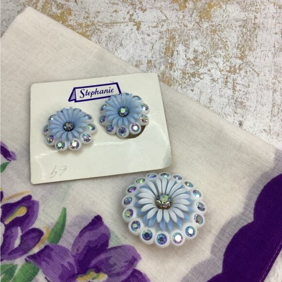 Vintage Celluloid Blue and White Floral Brooch and clip Earring Set - Picture 2 of 4